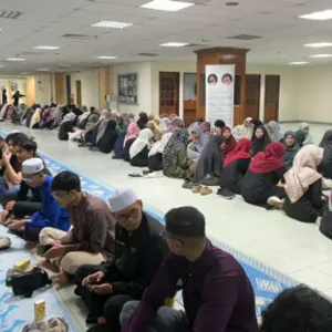 "الشؤون الإسلامية" تقيم مأدبة إفطار للصائمين في جامعة ملايا الماليزية