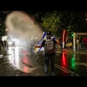 فيديو. الشرطة الإسرائيلية تستخدم خراطيم المياه لتفريق متظاهرين مناهضين للحكومة في القدس