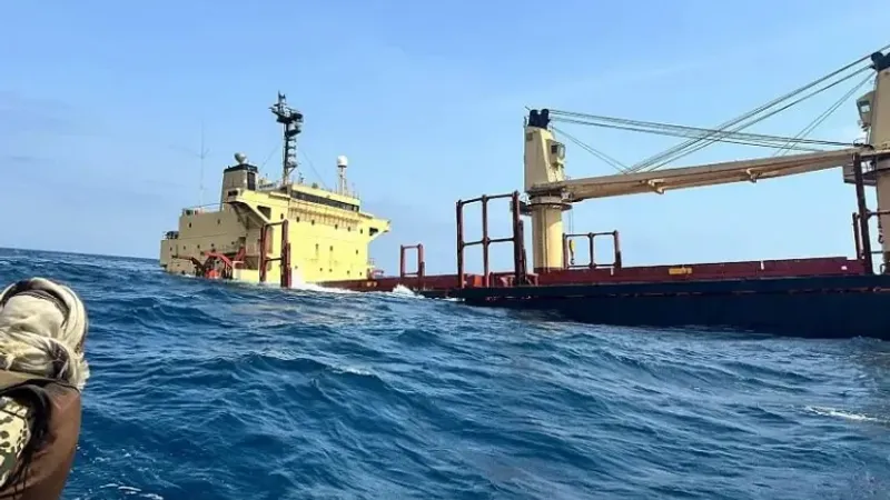 هيئة بريطانية: تعرض سفينة لأضرار بعد استهدافها في البحر الأحمر