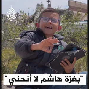 "بغزة هاشم لا أنحني".. طفل فلسطيني يردد شعرا عن الصمود فوق ركام المنازل في غزة #حرب_غزة #فيديو