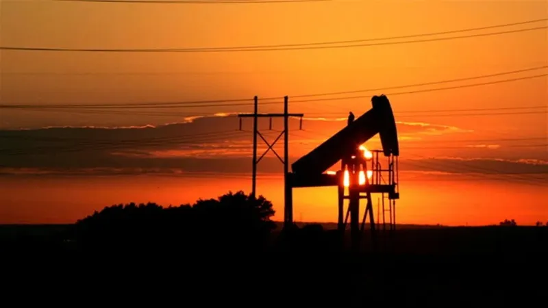 أسعار النفط تفتتح على انخفاض في التعاملات المبكرة