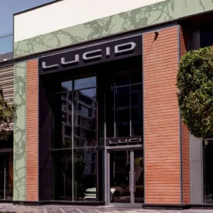 لوسِد توسع حضورها في الشرق الأوسط وتستعرض سيارة Lucid Air الحائزة على جوائز في دولة الإمارات