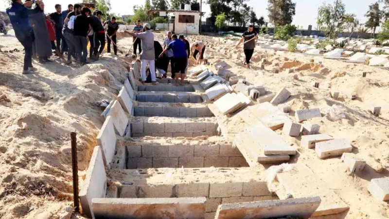 العثور على 300 جثة في مقبرتين جماعيتين بغزة