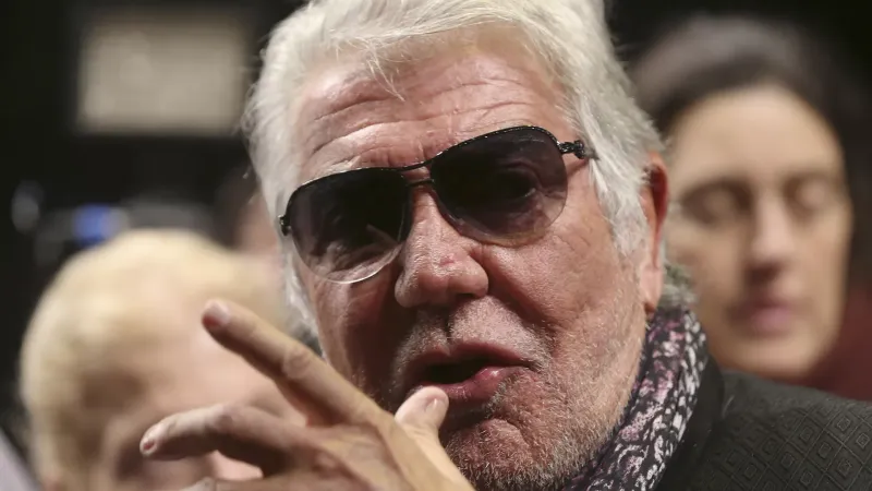 الموت يُغيّب مصمم الأزياء الإيطالي الشهير روبرتو كافالي عن 83 عامًا