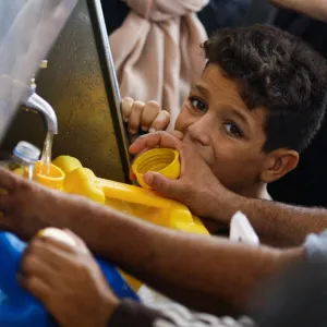 سكان غزة يشربون مياهاً «غير آمنة»... وتحذير من انتشار الأمراض والأوبئة